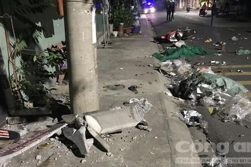 Xe máy tông nát vụn ghế đá trên vỉa hè, 2 người thương vong