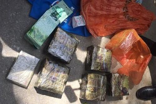 Truy bắt đối tượng vận chuyển 6kg ma túy và 1 bánh heroin