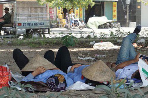 Người nghèo vật vã trong nắng nóng cao điểm