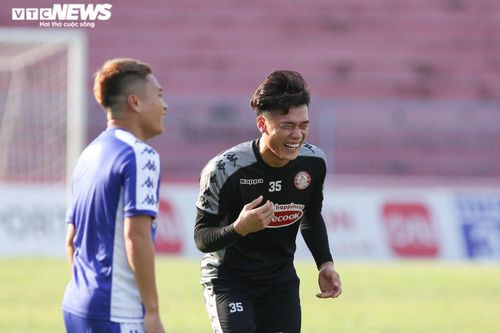 Bùi Tiến Dũng hào hứng 'đá bóng ma', bị CĐV vây kín xin chữ ký
