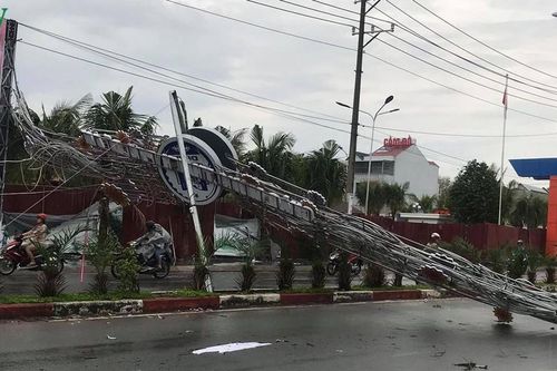 Sau cơn mưa lớn, cổng chào ở thành phố Dĩ An vừa làm xong đã đổ sập
