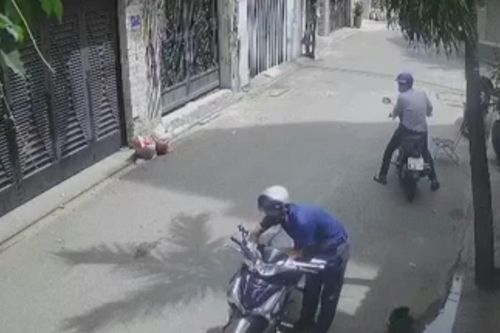 Thanh niên bẻ khóa trộm xe máy nhanh như chớp giữa phố ở TP.HCM