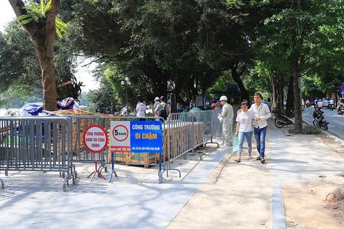 Thay 'áo mới' một góc vỉa hè khu vực hồ Hoàn Kiếm