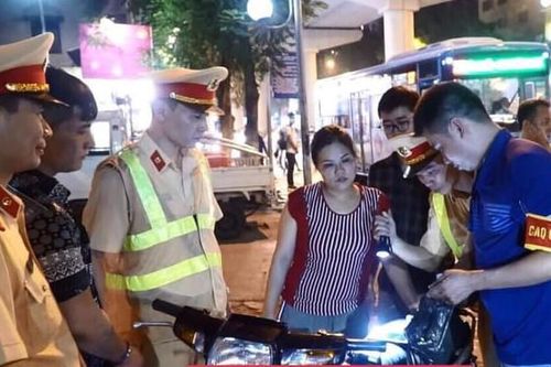 Bí mật trong chiếc túi của 'nữ quái' trốn truy nã