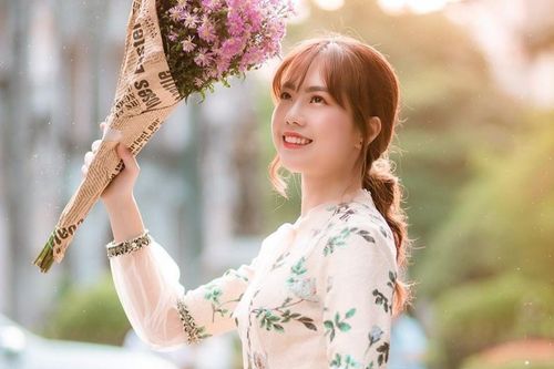 Hot girl ĐH Kinh tế Quốc dân là Á hậu, thủ khoa, giảng viên