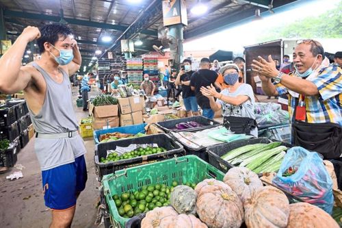 HLV thể hình mất việc, phải chuyển sang làm bốc vác do dịch