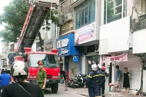 Cảnh sát giăng lưới vây bắt bị can giết người trốn trên nóc nhà