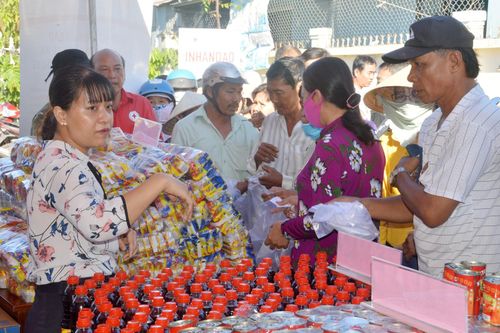 Phiên chợ nhân đạo phục vụ 400 gia đình nghèo miền Tây