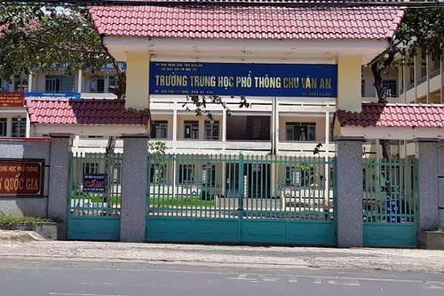 Yêu cầu kiểm điểm vụ nhà trường cắt môn học chính khóa