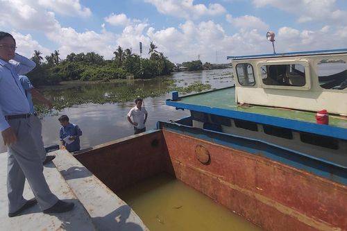 Tạm giữ nhóm khai thác cát trái phép trên sông Vàm Cỏ Đông