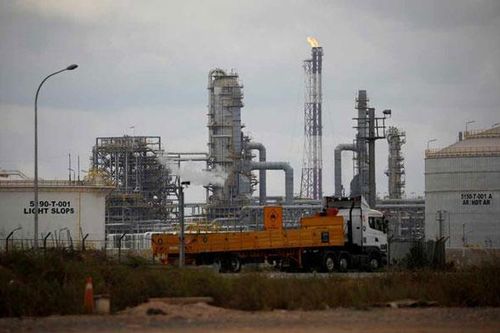 Giá dầu giảm nhẹ do tâm lý hoài nghi về cam kết giảm nguồn cung của OPEC+