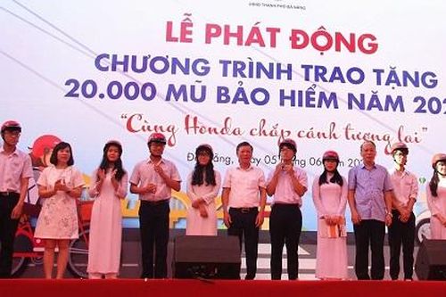 Phát động chương trình ATGT và trao tặng 20.000 mũ bảo hiểm