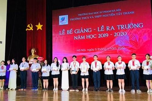 Lễ bế giảng ngập tràn 'Vitamin hạnh phúc' ở ngôi trường kết thúc năm học sớm nhất cả nước