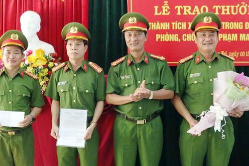 Khen thưởng thành tích đấu tranh về ma túy