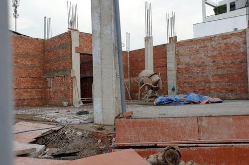 Công nhân xây dựng tử vong do máy trộn bê tông rò điện