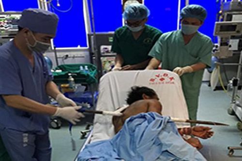 Bệnh viện Đa khoa tỉnh Thanh Hóa vừa phẫu thuật thành công cho bệnh nhân bị xà beng đâm xuyên thấu ngực