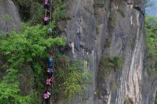 Ngôi làng muốn đến phải leo 2.556 bậc thang