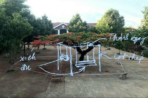Ngã xuống trên sân trường…