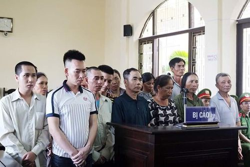 16 đối tượng ném bom xăng vào lực lượng cưỡng chế lĩnh án tù
