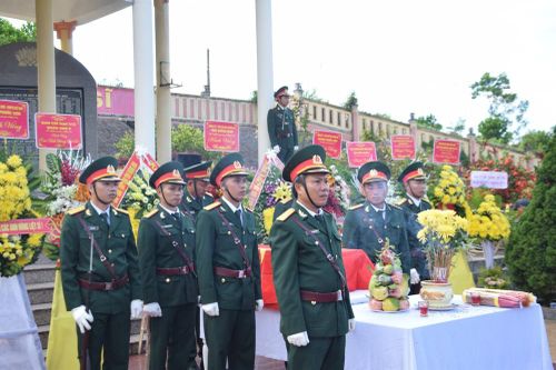 Trang nghiêm, xúc động lễ truy điệu và an táng 17 hài cốt liệt sĩ tại Quảng Nam
