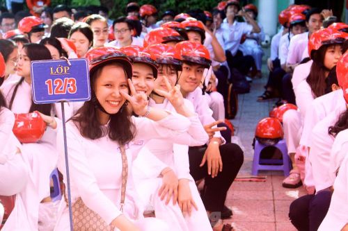 Trao tặng 20 nghìn mũ bảo hiểm cho học sinh, sinh viên