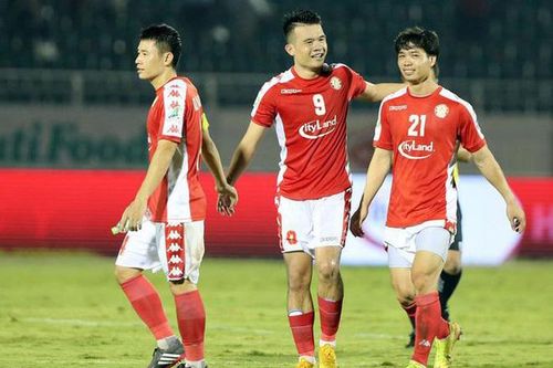 Công Phượng bận hỏi vợ, TPHCM đá càng... sung