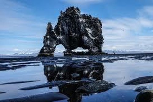 Khối đá hình khủng long cao 15m ngoài khơi Iceland