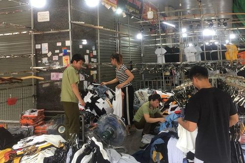 Đột kích Ninh Hiệp, lộ kho hàng hiệu Louis Vuitton, Gucci... 20 ngàn