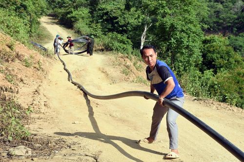 Cán bộ xã vùng biên Nghệ An 'đội nắng' kéo đường ống đưa nước về cho dân