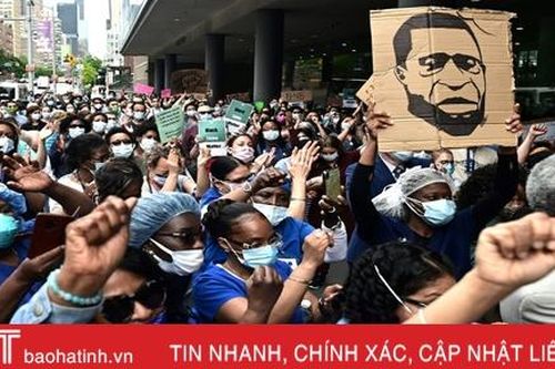 Y, bác sĩ điều trị Covid-19 tại Mỹ tuần hành phản đối phân biệt chủng tộc