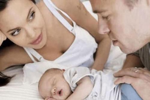 Mạng xã hội 'sốt' với loạt khoảnh khắc đẹp của Brad Pitt bên con gái ruột đầu lòng