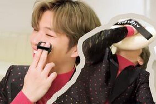 Đột nhập hậu trường của Kang Daniel: Make up sương sương là xưa rồi, giờ là thời đại… úp cả tảng phấn vào mặt thế này!