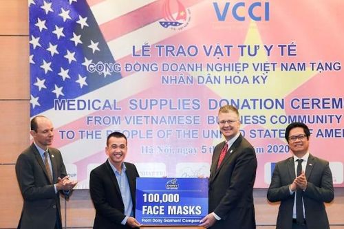 Doanh nghiệp Việt Nam trao tặng Mỹ 1,3 triệu khẩu trang chống dịch COVID-19