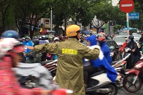 CSGT lội mưa, hướng dẫn người dân về nhà an toàn