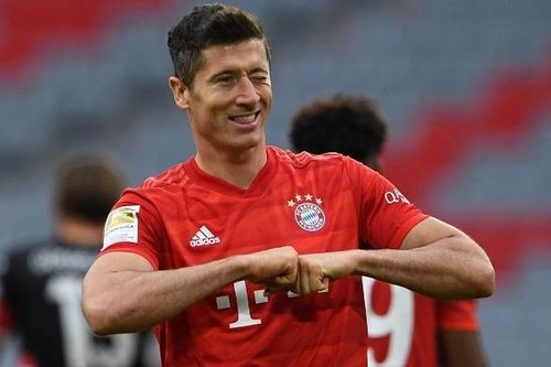 Bayern sờ tay vào chiếc đĩa bạc