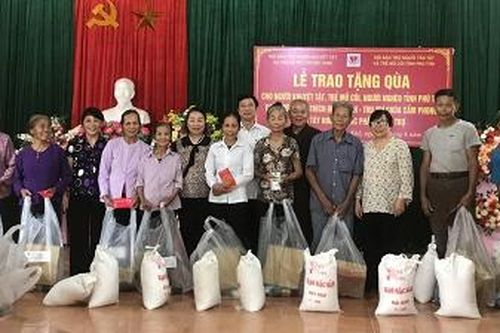 Trao 200 suất quà cho hộ gia đình khuyết tật, trẻ mồ côi, hộ nghèo bị ảnh hưởng bởi dịch COVID-19