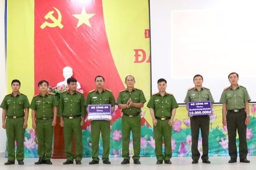 Bộ Công an khen thưởng 2 tập thể xuất sắc phá chuyên án ma túy