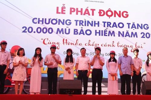 Trao tặng 20.000 mũ bảo hiểm cho học sinh, sinh viên và người dân