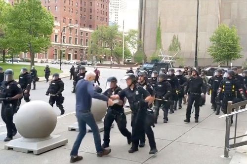 Đẩy ngã cụ ông biểu tình, 2 cảnh sát New York bị đình chỉ công tác
