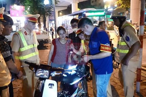 Bắt giữ cặp đôi trốn truy nã đi buôn gần 1.000 viên thuốc lắc