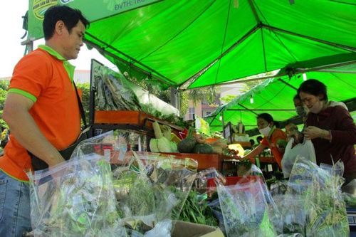 Chợ phiên nông sản an toàn mở cửa trở lại sau thời gian nghỉ dịch Covid-19