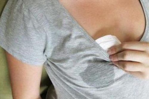 Nữ sinh viên không có thai nhưng ngực tiết sữa, bác sĩ cảnh báo thủ phạm là những món ăn mà nhiều người rất thích