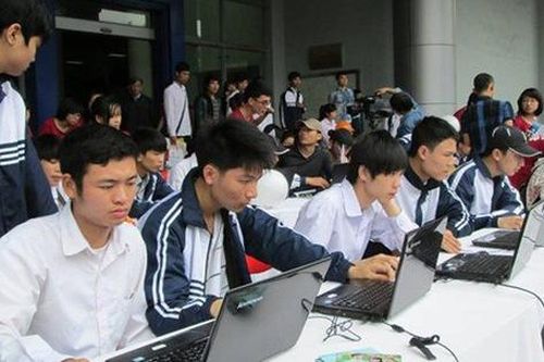 Giật mình nhiều hình thức chống phá kỳ khảo sát trực tuyến đầu tiên lớp 12 tại Hà Nội