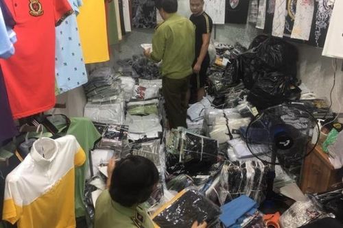 Truy quét 'điểm nóng' Ninh Hiệp, thu giữ hàng nghìn sản phẩm nghi hàng giả, hàng nhái