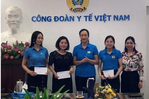CĐYTVN trao hỗ trợ đoàn viên bị ảnh hưởng bởi dịch COVID-19