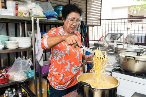 Thái Lan: Chủ quán mì Khao Soi 'khởi nghiệp' ở tuổi 71 để tìm lại hương vị tuổi thơ
