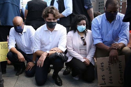 Thủ tướng Trudeau quỳ gối cùng người biểu tình Canada