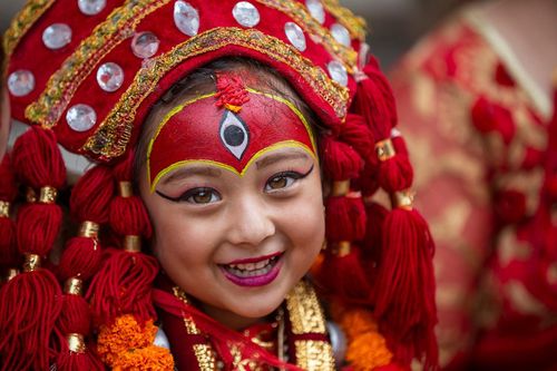 Các 'nữ thần sống' chân không chạm đất, phải đáp ứng 32 điểm hoàn hảo