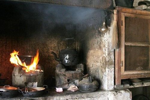 Nơi góc bếp còn chiếc chổi rơm?