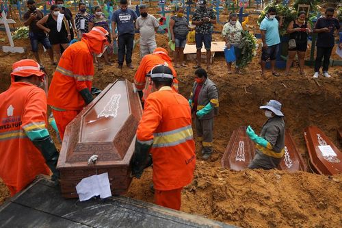Một ngày làm việc của người thu thập thi thể tại Brazil do Covid-19
